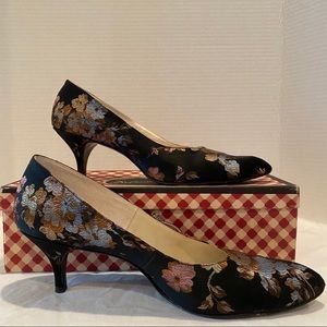 Vintage Delmanette Embroidered Floral Black Heels